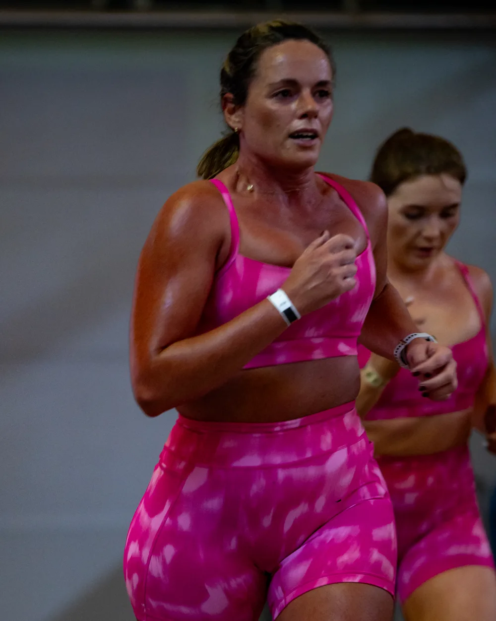 Athlete runs in a pink outfit. Mecca Sim 5.
